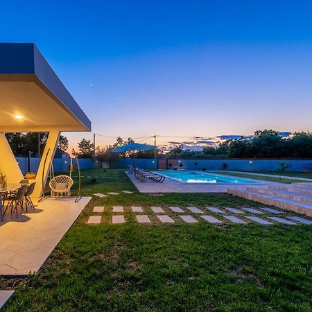 S&I Peaceful Holiday Home With Pool & Jacuzzi Galovac  Extérieur photo
