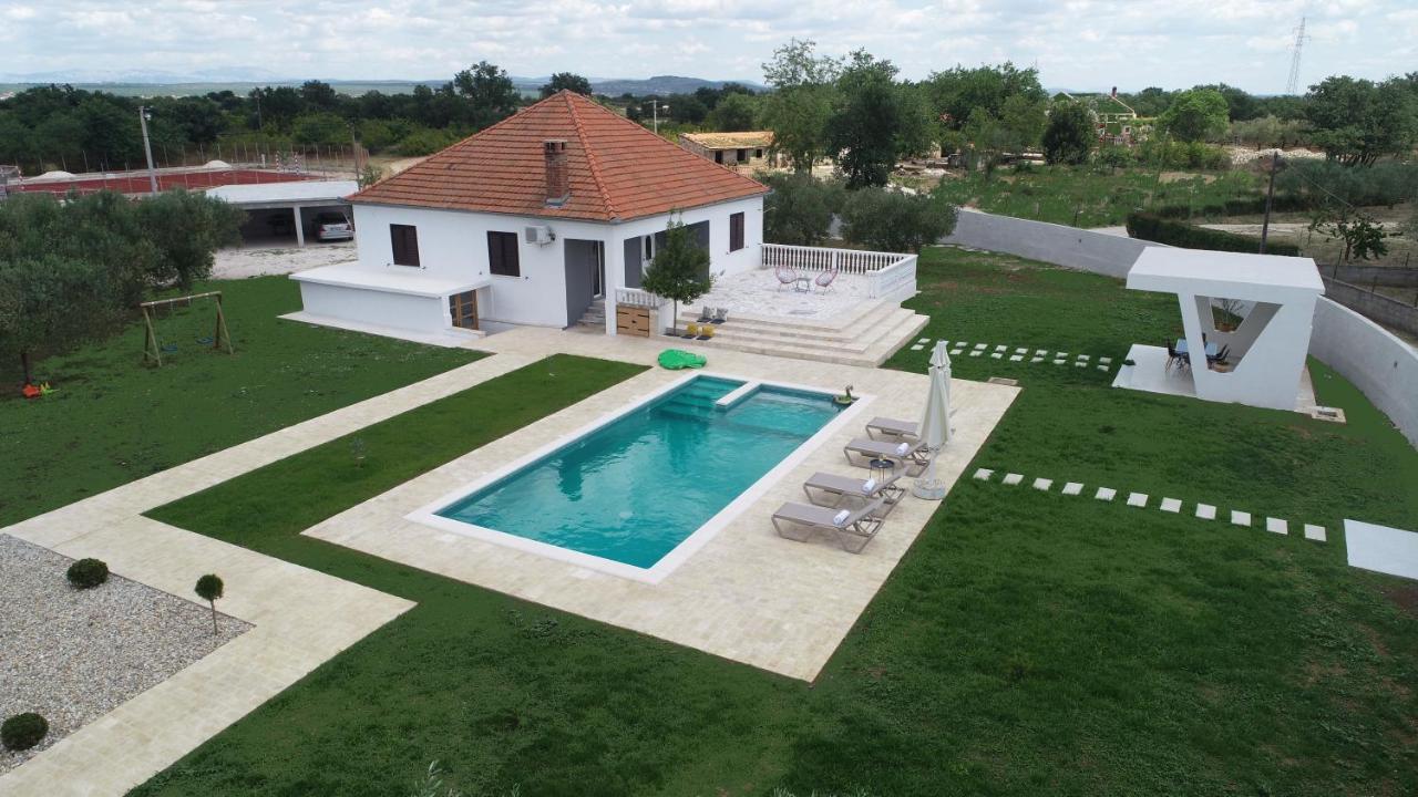 S&I Peaceful Holiday Home With Pool & Jacuzzi Galovac  Extérieur photo