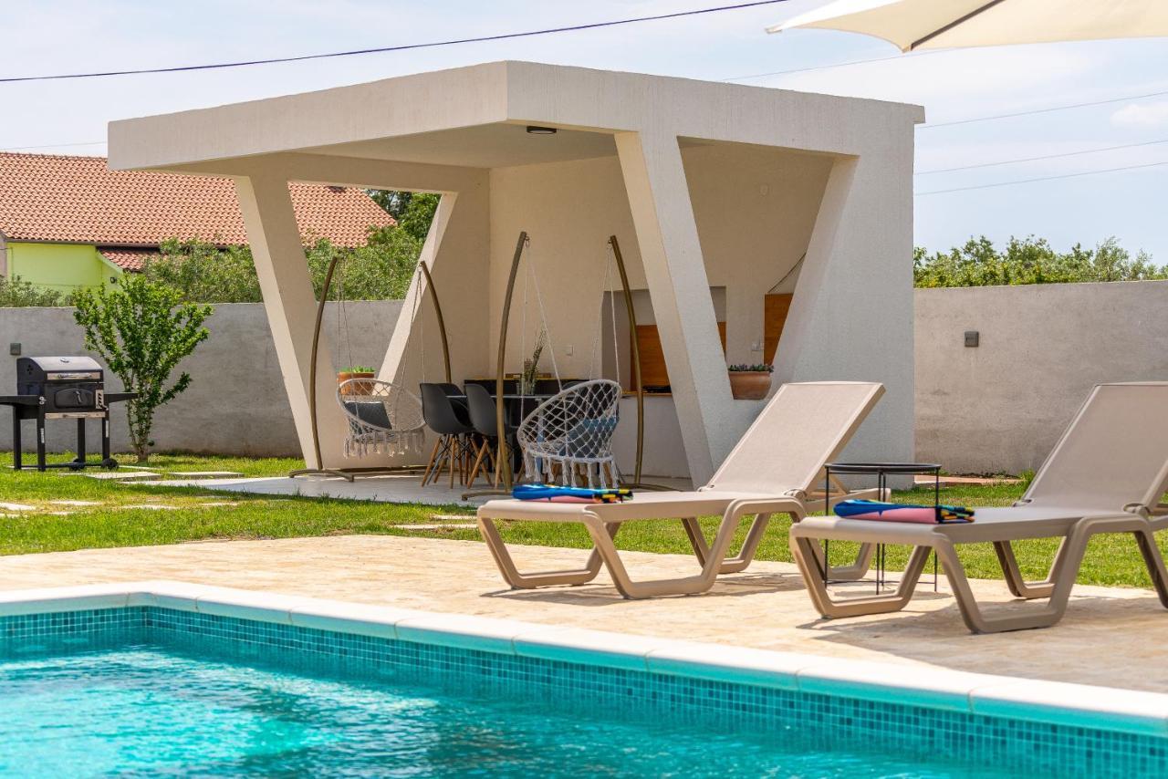 S&I Peaceful Holiday Home With Pool & Jacuzzi Galovac  Extérieur photo