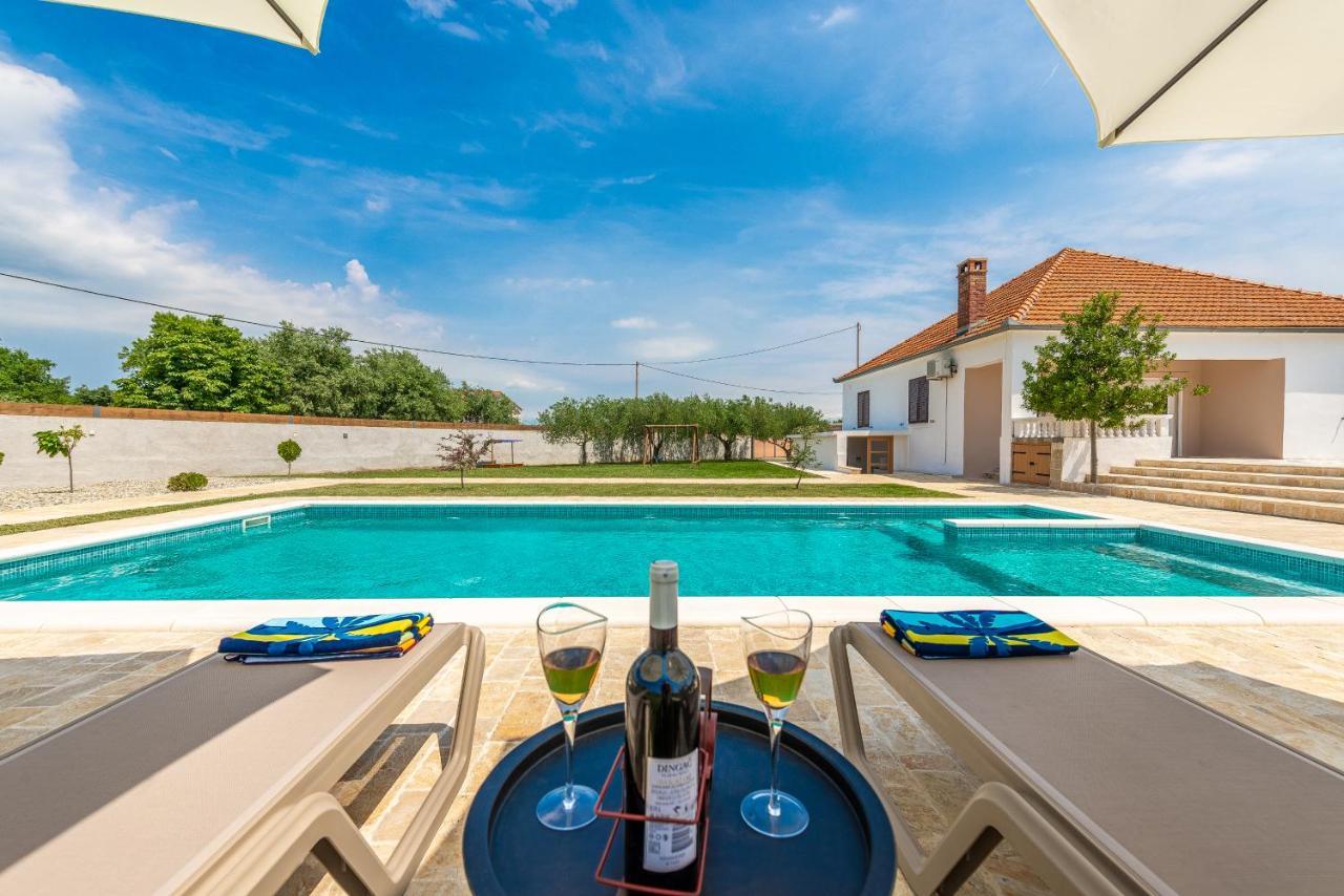 S&I Peaceful Holiday Home With Pool & Jacuzzi Galovac  Extérieur photo