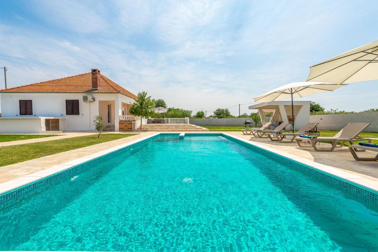 S&I Peaceful Holiday Home With Pool & Jacuzzi Galovac  Extérieur photo
