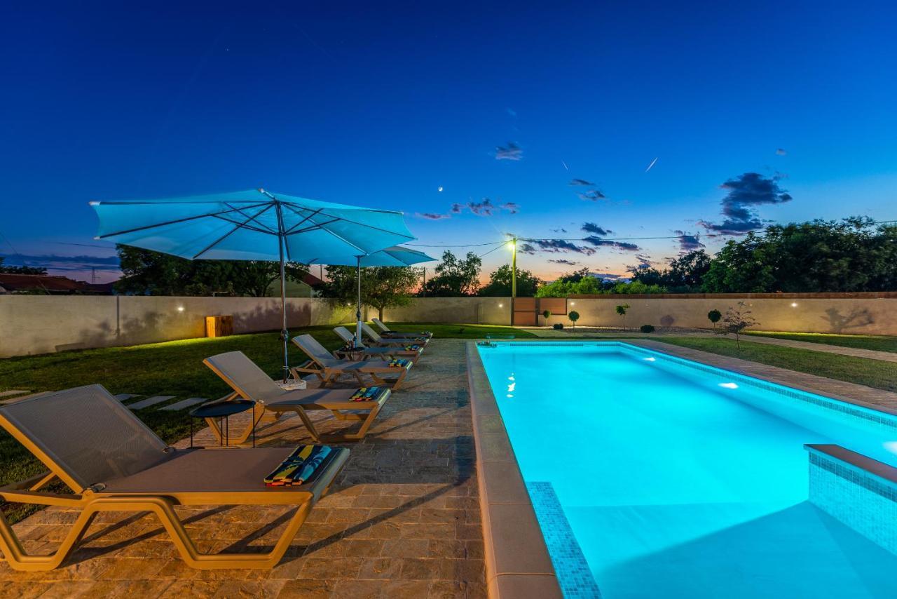 S&I Peaceful Holiday Home With Pool & Jacuzzi Galovac  Extérieur photo