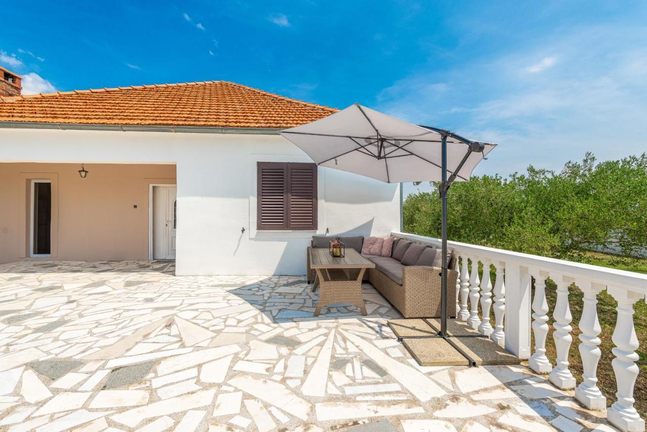 S&I Peaceful Holiday Home With Pool & Jacuzzi Galovac  Extérieur photo