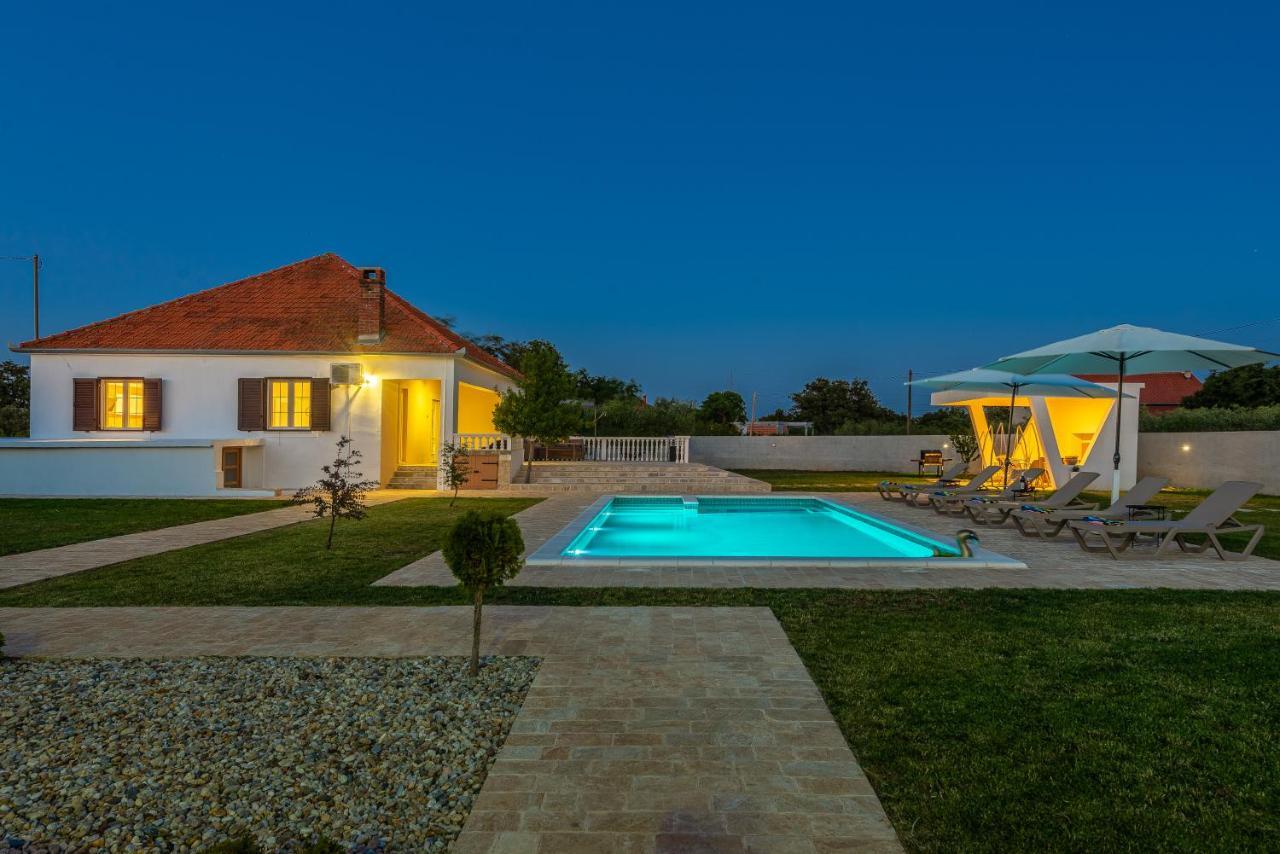 S&I Peaceful Holiday Home With Pool & Jacuzzi Galovac  Extérieur photo