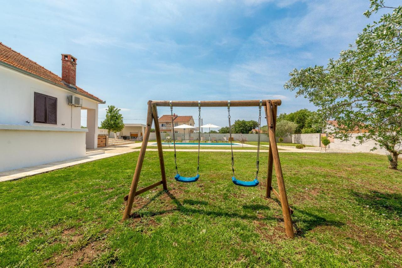 S&I Peaceful Holiday Home With Pool & Jacuzzi Galovac  Extérieur photo
