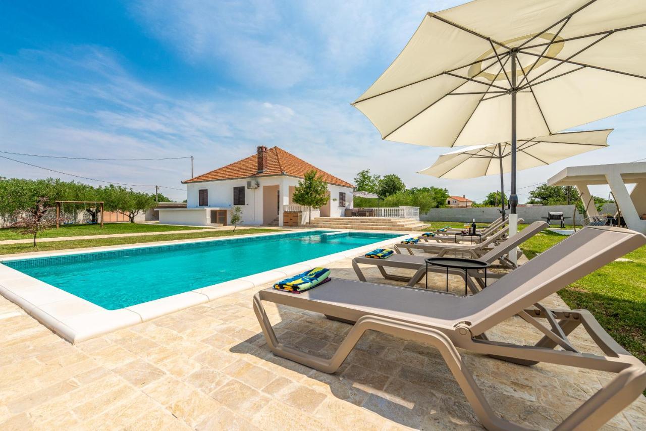 S&I Peaceful Holiday Home With Pool & Jacuzzi Galovac  Extérieur photo