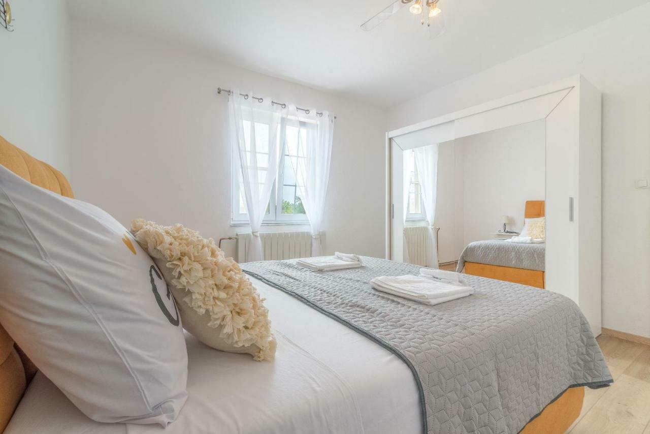 S&I Peaceful Holiday Home With Pool & Jacuzzi Galovac  Extérieur photo